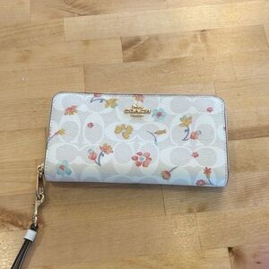 Coach Floral Patterned White Wallet